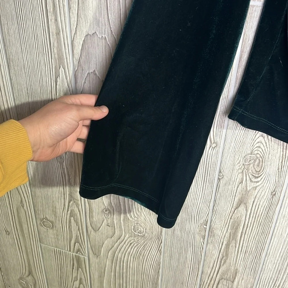 Women Urban Outfitters Green Velvet top size medium - Picture 2 of 5